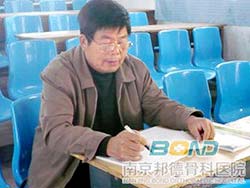 老教师离奇跛行 不舍讲台坚持授课