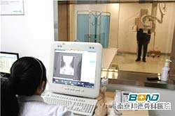 一位的哥正在进行DR检查