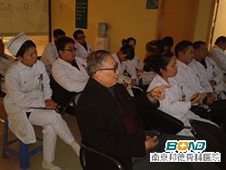 林恩及正与我院专家探讨患者病情