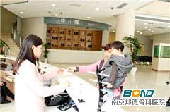 张女士的女儿用医保卡为张女士挂号