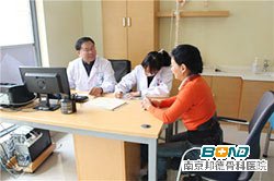 我院骨科主任与张女士交流病情